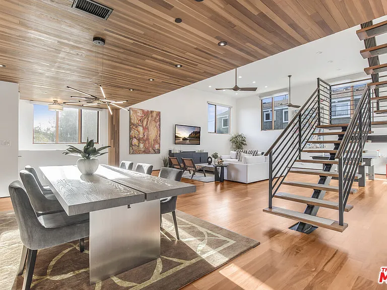 661 Broadway St — Photo 15