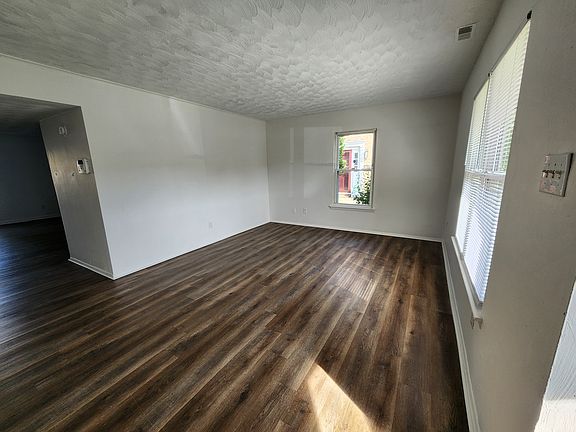 3rd image of 5738 E Hastings Arch