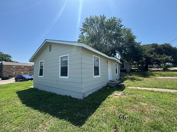 3rd image of 106 W Truman Ave