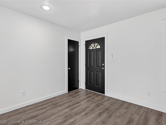 3rd image of 843 Richmond Rd