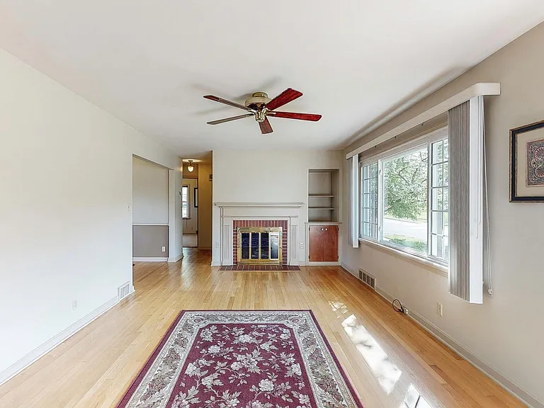 1835 Phelps Ave — Photo 4
