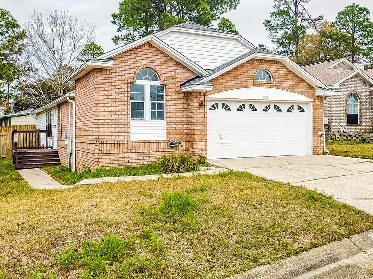 2060 Cambridge Cir — Photo 1