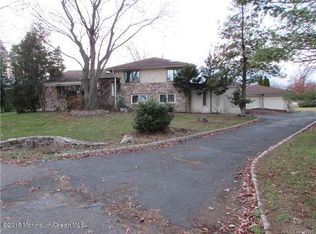 16 Twin Oaks Dr, Edison, NJ 08820