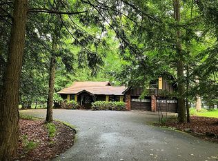 895 Peninsula Dr, Central City, PA 15926