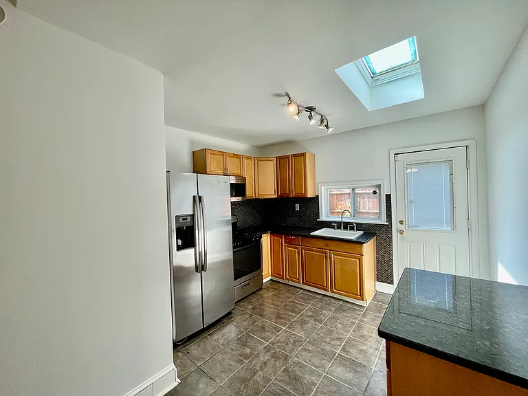 2562 Collins St — Photo 6