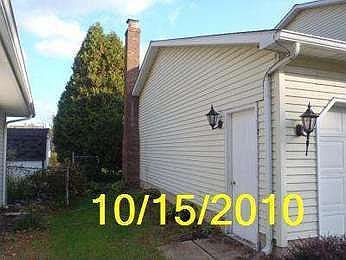 4th image of 220 Charles St