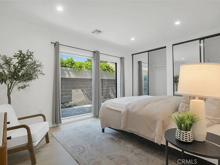 2117 W Clark Ave — Photo 15