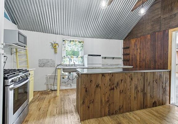 5th image of 2398 Greenwood Rd