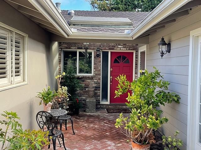 1st image of 127 E Creek Dr