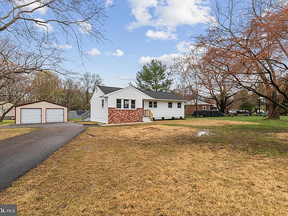2nd image of 201 Holly Oak Ln