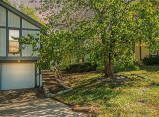 114 N Saxony Dr, Olathe, KS 66061
