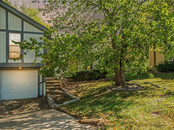 114 N Saxony Dr, Olathe, KS 66061