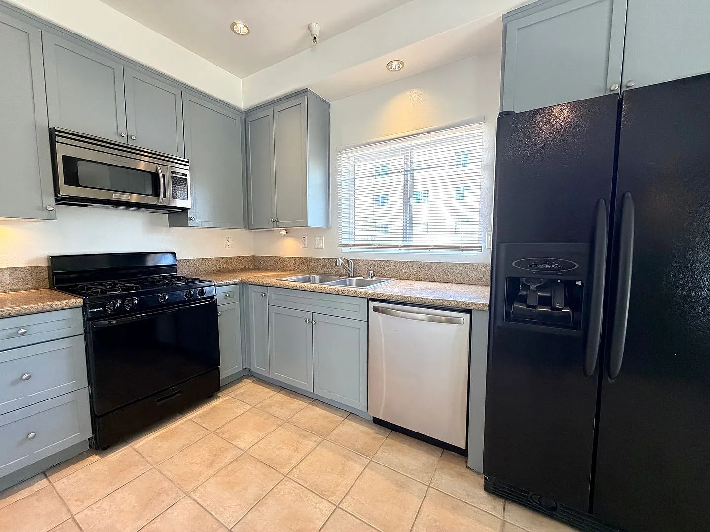 Fabulous 3Bed 2.5bath North Hollywood Condo! — Photo 4