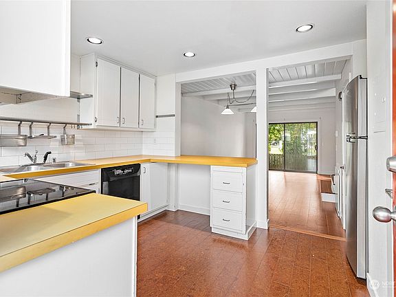You enter into the kitchen and are greeted with a light and bright space.>