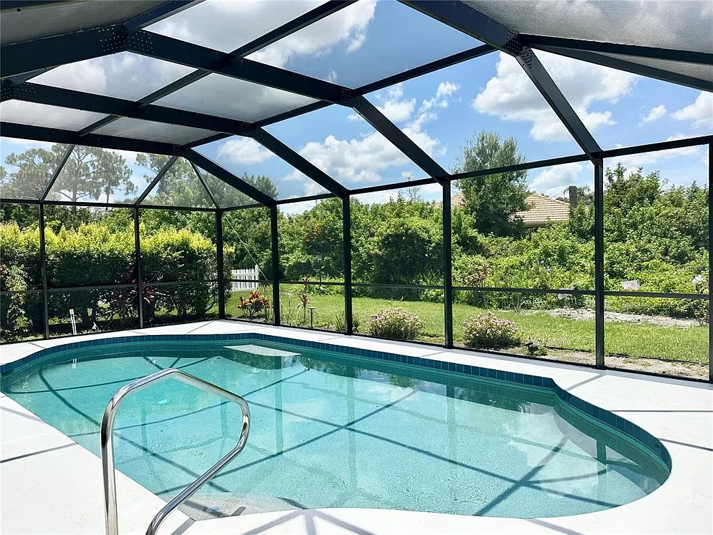 3 bed, 2.0 bath, 2263 sqft, $3,500 — Photo 2