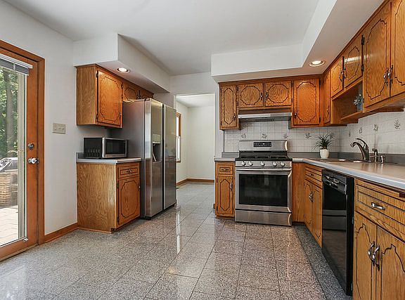 5th image of 17819 Lorenz Ave