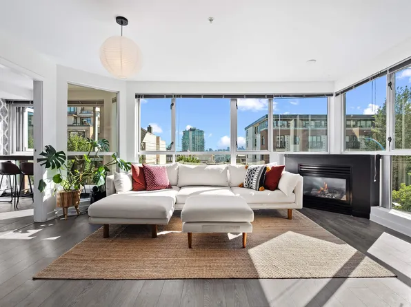122 E 3rd St #301, North Vancouver, BC V7L 1E6