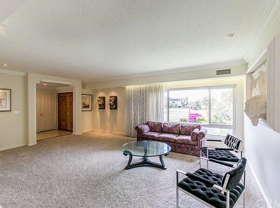 4th image of 1565 N Poinsettia Ave
