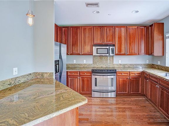 4th image of 708 SE 15th St #6