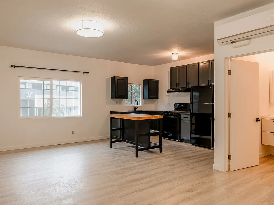 4521 W Sunset Blvd #10