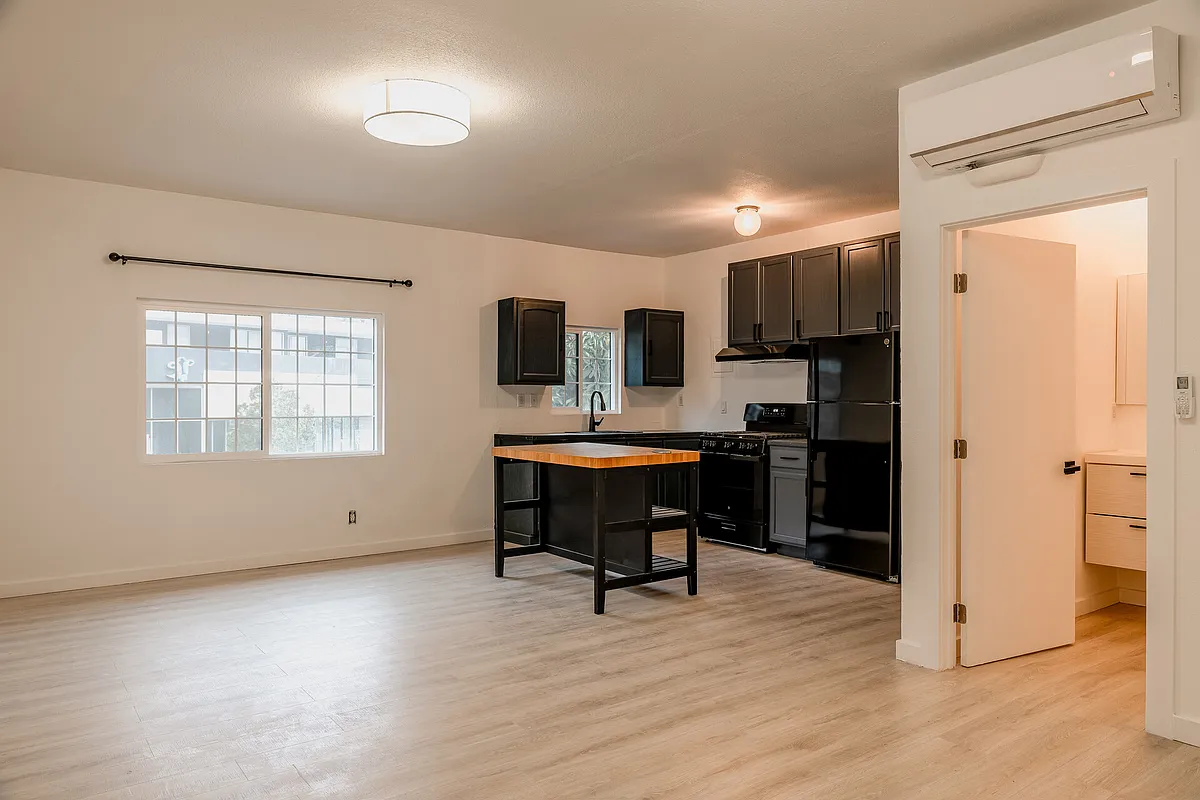 Building Photo - 4518 Hollywood Blvd #10