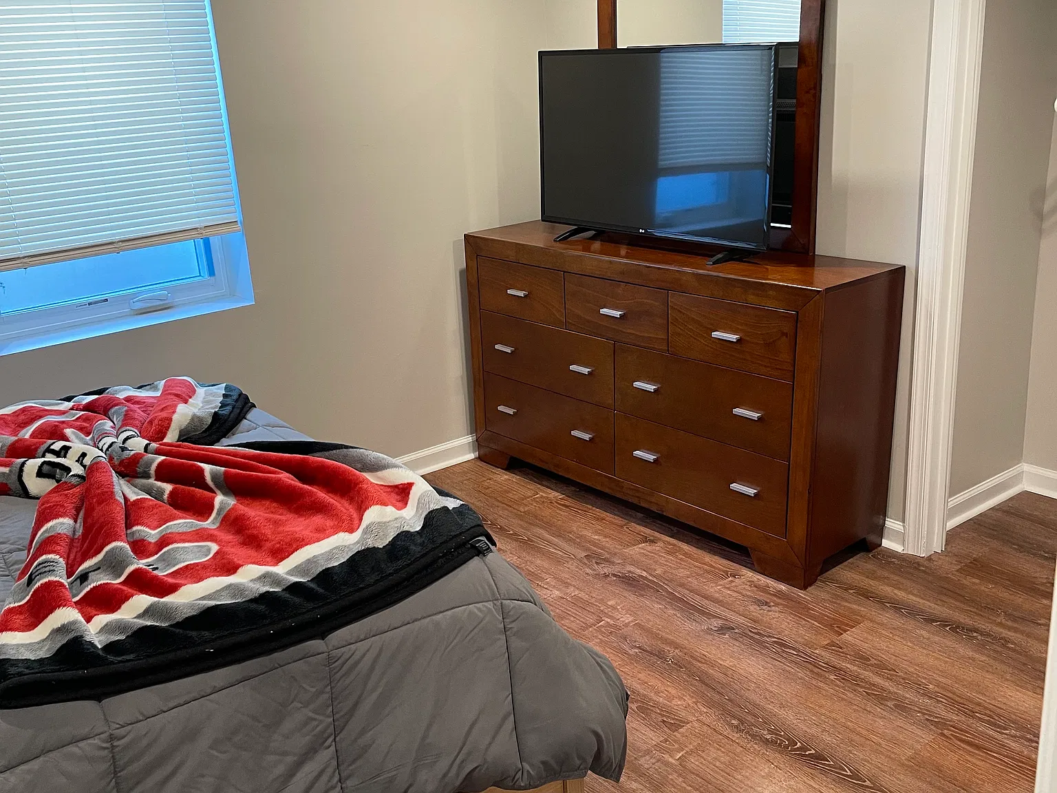 2 bed, 700 sqft, $2,300 — Photo 4