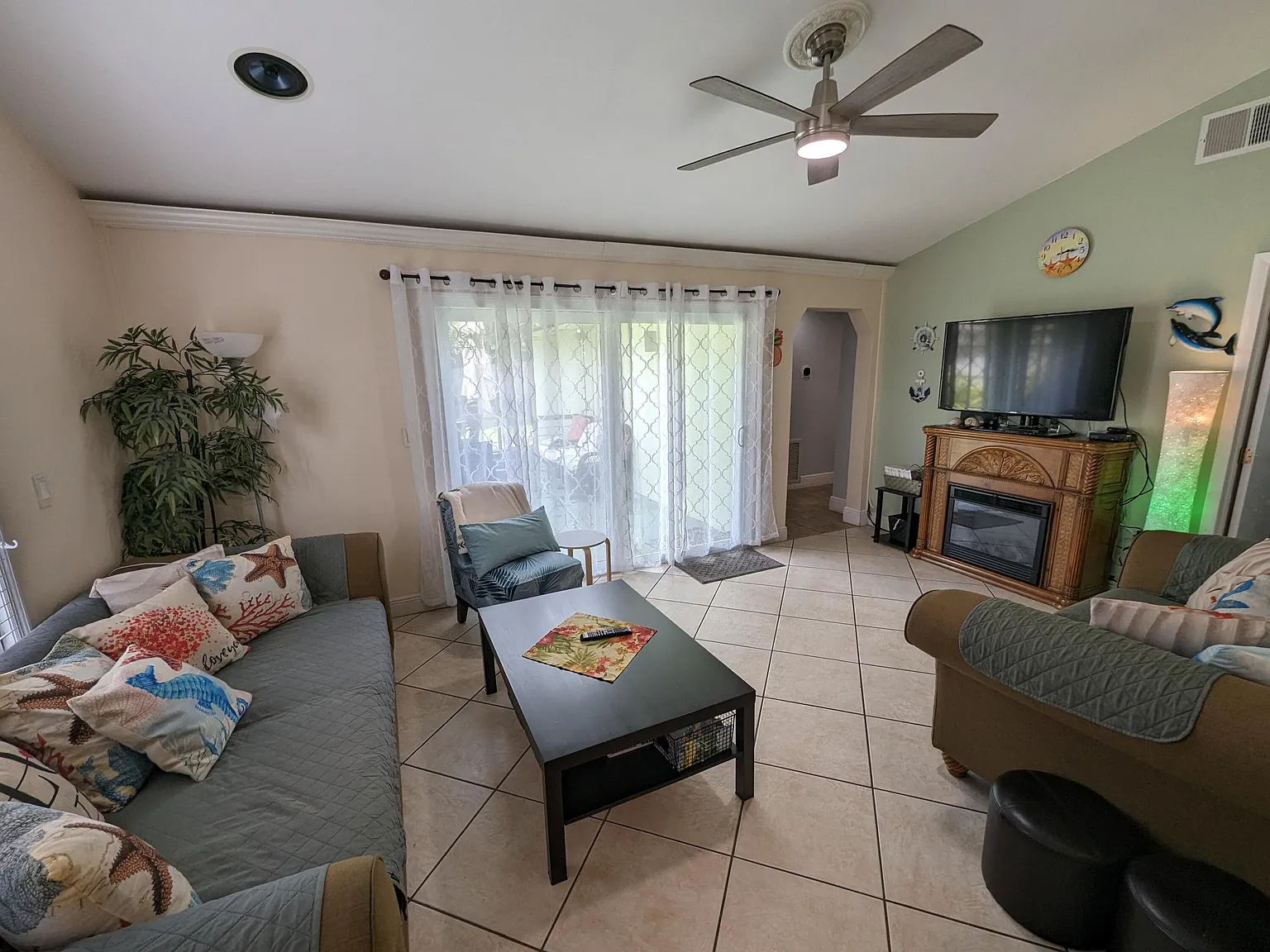 4 bed, 3.0 bath, 1800 sqft, $4,000 — Photo 1
