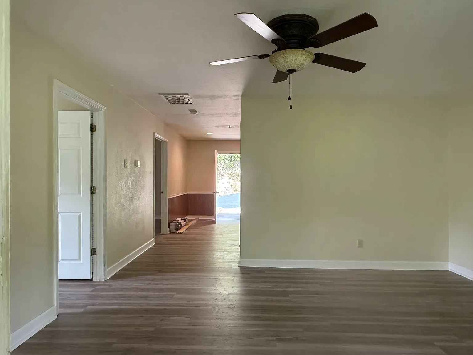 2 bed, 1000 sqft, $1,300 — Photo 1