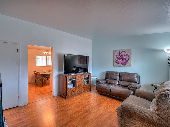5th image of 812 Claudine St NE