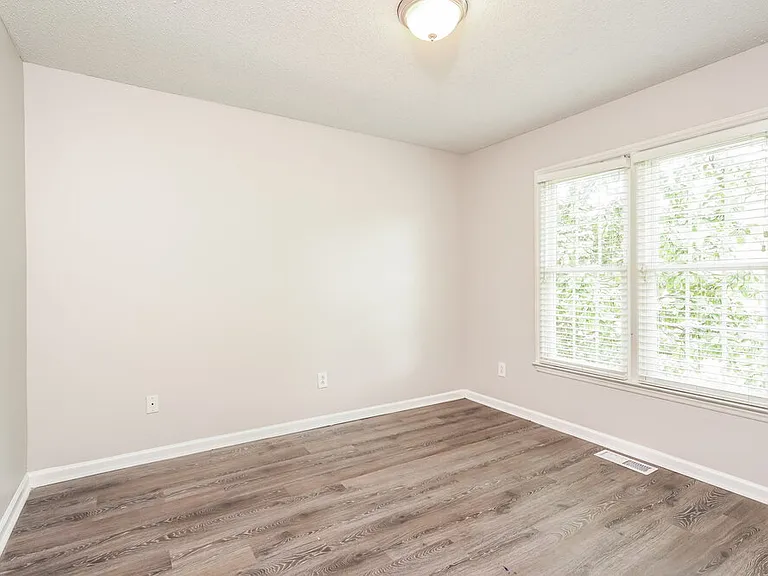 221 Guinevere Ct — Photo 13