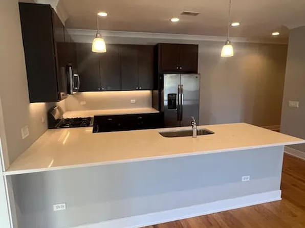 4812 W Montrose Ave #202, Chicago, IL 60641