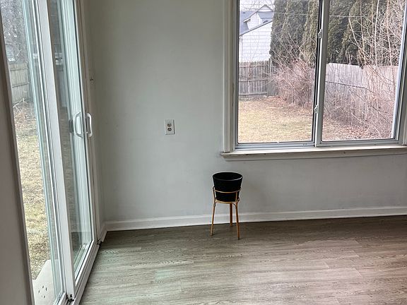 3rd image of 1522 Applewood Ave