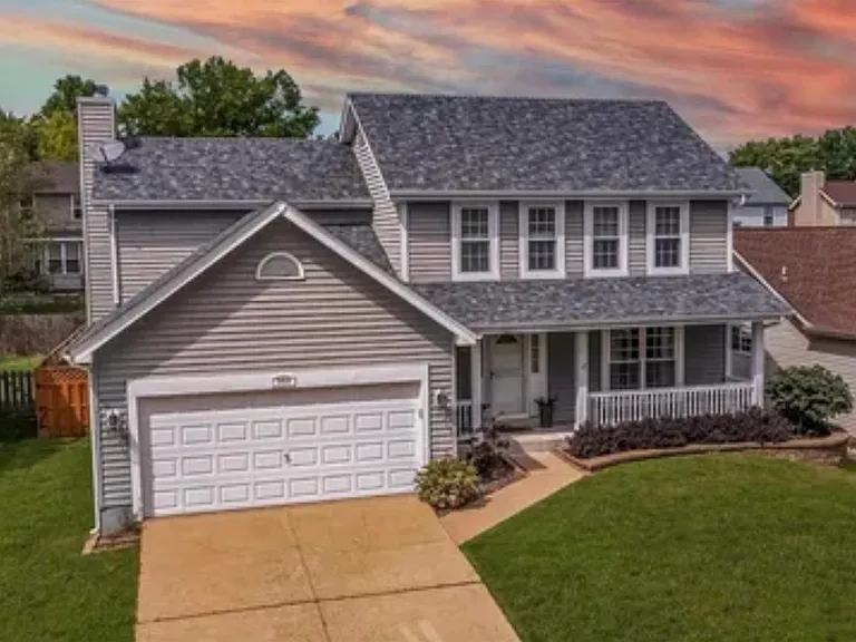 989 Oakwood Farms Ln — Photo 1