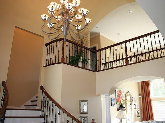 3rd image of 1810 Club House Dr