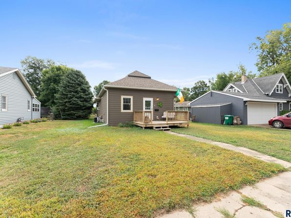 104 N 5th St, Beresford, SD 57004
