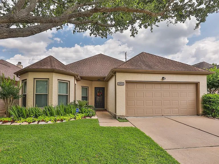1811 Emerald Green Dr — Photo 1