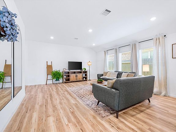 4th image of 611 Spring Ashberry Ct