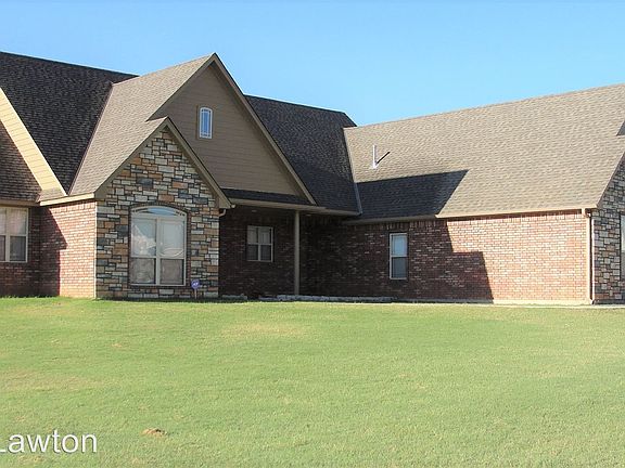 3rd image of 609 NE Catalina Pl