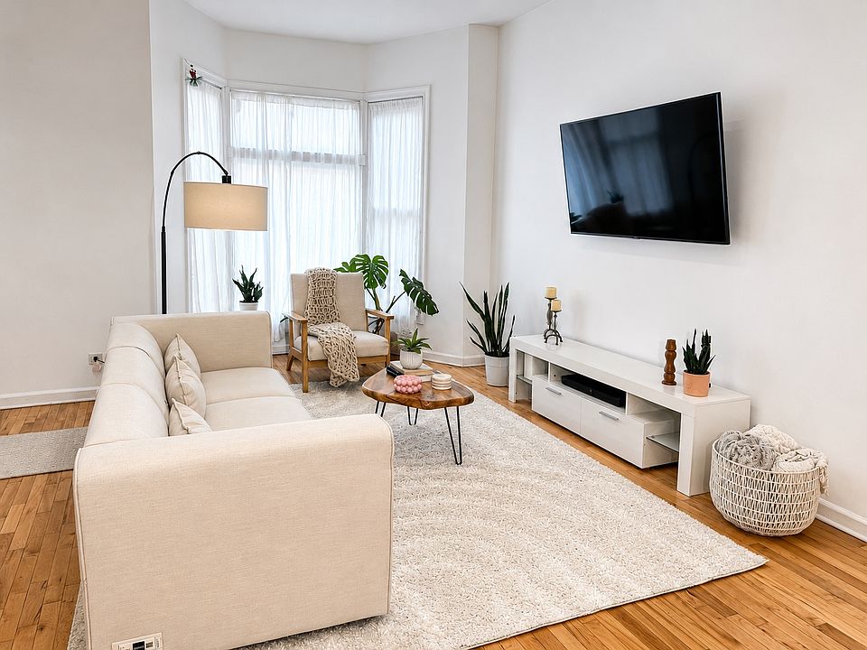 1st image of 3618 W Dickens Ave #1