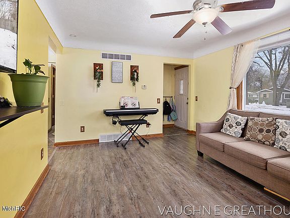 4th image of 3333 Oriole Ave SW