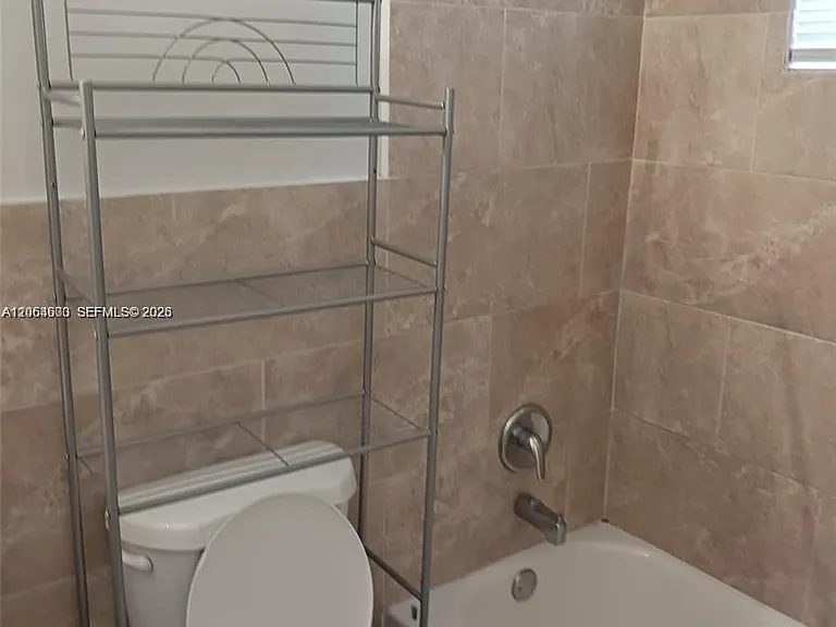 214 SE 8th St #3 — Photo 6