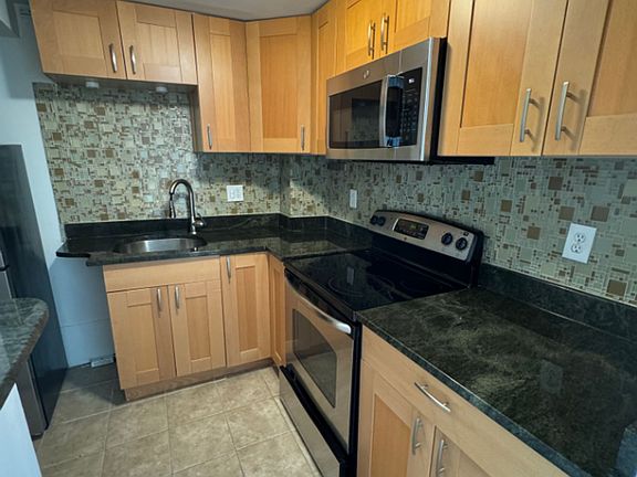 3rd image of 210-212 Maverick St #5