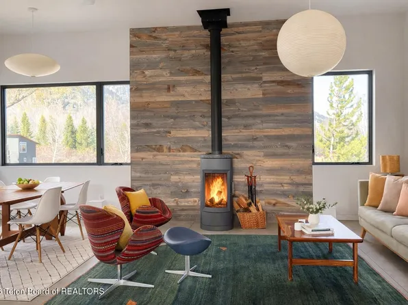 5610 W Schwabacher Ln, Wilson, WY 83014