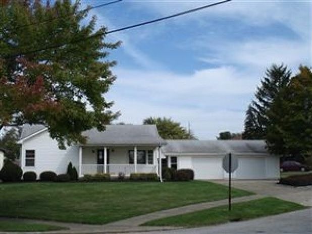 1st image of 905 Lawrence Ave