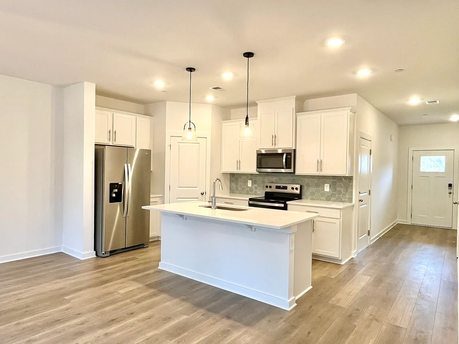 3 bed, 2.5 bath, 1646 sqft, $2,375 — Photo 1