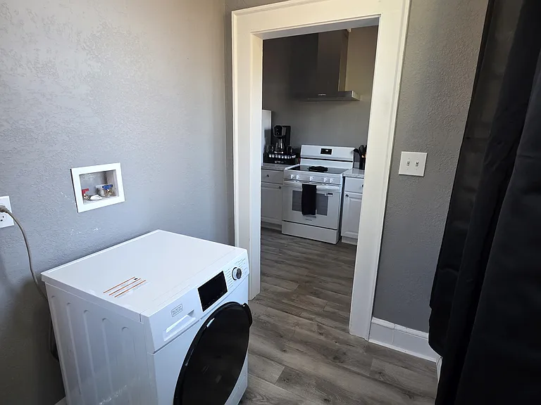 104 W Franklin St — Photo 16