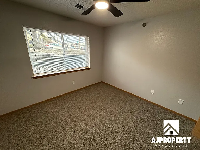 1000 S Summit Ave — Photo 16