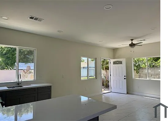 640 S Oak St — Photo 3
