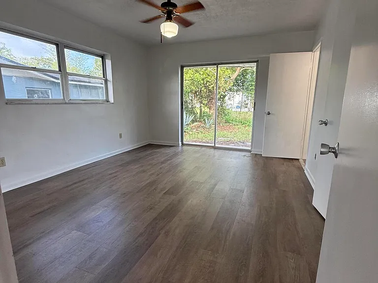 1032 Frost Ln — Photo 12