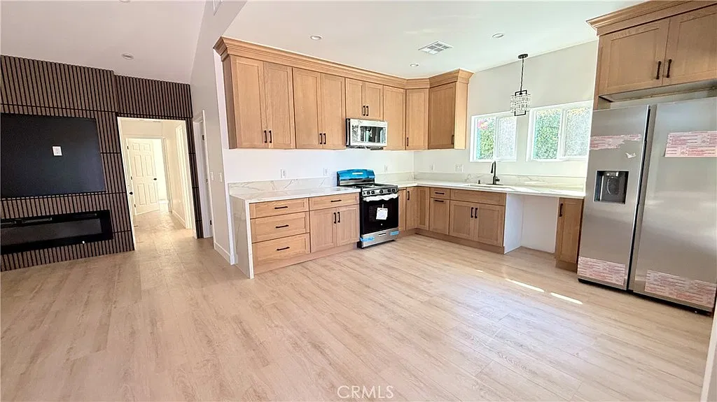 2 bed, 804 sqft, $3,500 — Photo 2
